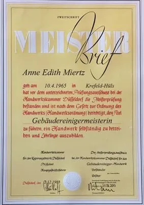 Gebäudereiniger wischen einen glänzenden Boden
