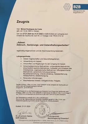 Gebäudereiniger wischen einen glänzenden Boden