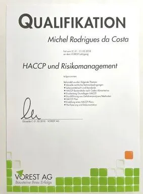Gebäudereiniger wischen einen glänzenden Boden